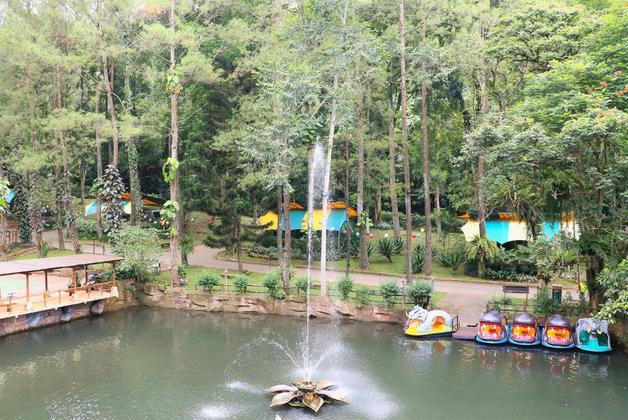 Safari Resort Puncak Exterior foto